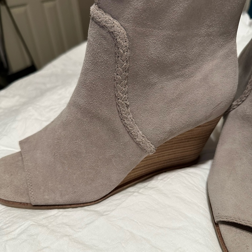 LUCKY BRAND, SIZE 9 OPEN TOE BOOTIE BOOTS! GREY/BEIGE